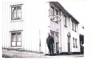 Gösta Krantz utanför bagare Larssons hus Marstrand där han föddes