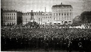 Folk svalt och demonstrerade på olika sätt. Här på Gustaf Adolfs torg.