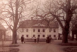 Kyrkoherde Krantz med hustrun Anna, född Stenhammar, utanför prästgården med några av barnen.