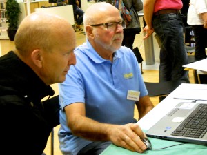Släktdatas ordförande Hasse Englund hjälper en intresserad släktforskare