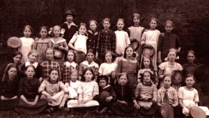 Fru Nords 3:e klass 1915. Stella första raden trea från höger