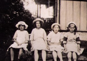 1917 besökte man släktingarna i Gällstad. Stella tvåa från vänster