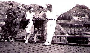 Stella och Gösta med några öbor på Brännö brygga 