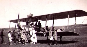 Spännande 1923. Ett flygplan har landat på en äng i Frillesås.